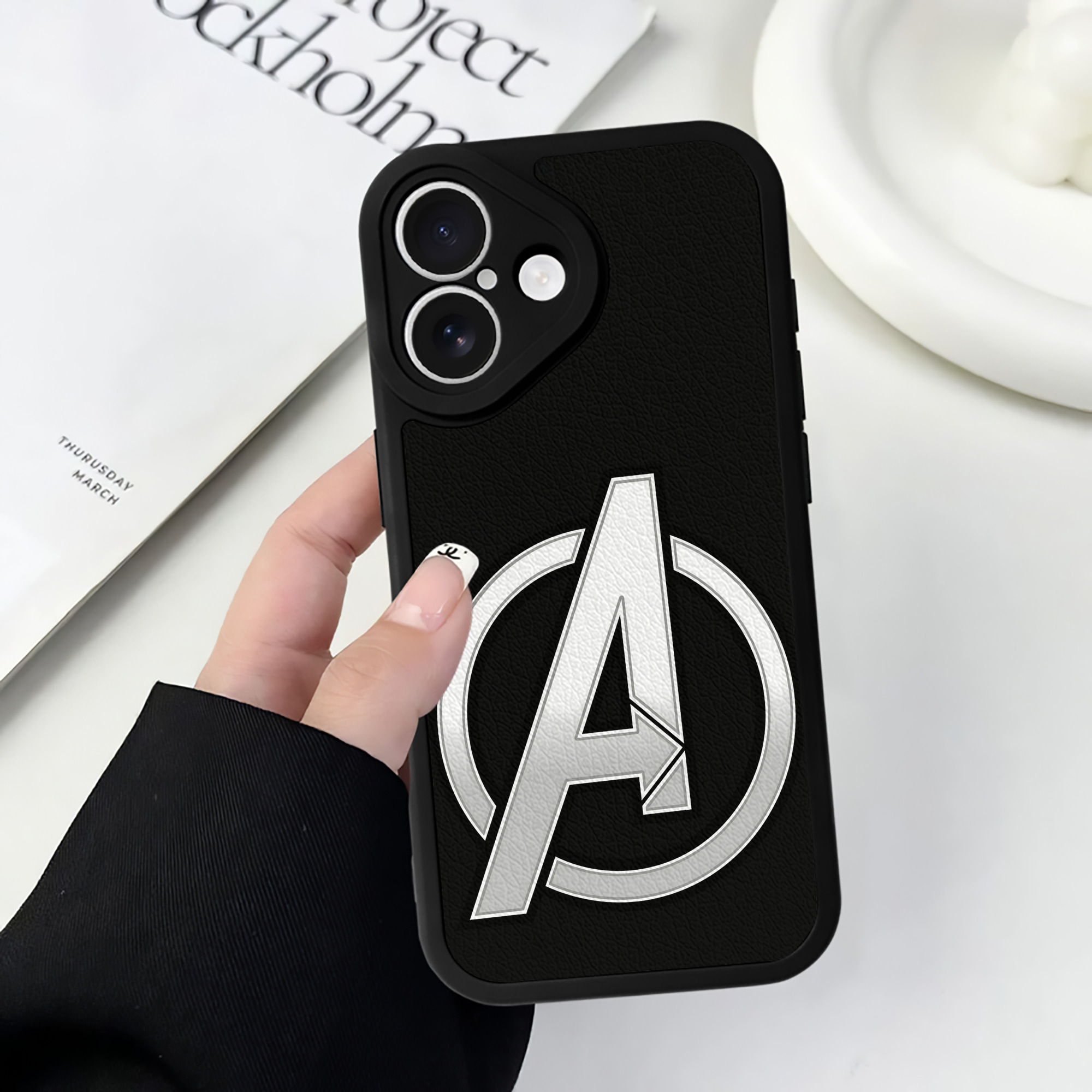 （画像用） アベンジャーズ The Avengers 【iPhone 16シリーズ対応】シリコンスマホケース（レザー調） 材質：シリコン
